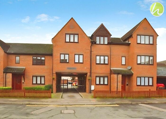 1 Bedroom Flat To Rent In Flat, Rosslyn Court, Runnymede Road, Stanford Le Hope, Essex, SS17