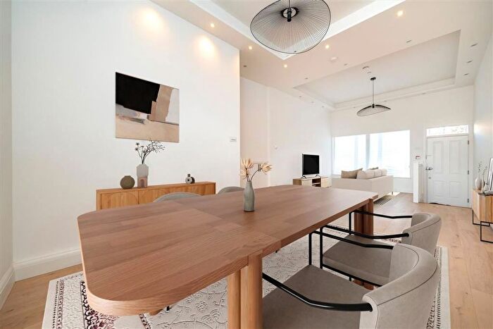 3 Bedroom Flat To Rent In Shepherds Bush Road, Hammersmith, W6