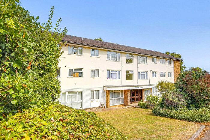 2 Bedroom Flat For Sale In Lyonsdown Road, Barnet, EN5
