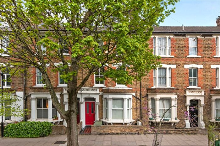 3 Bedroom Apartment For Sale In Drayton Park, London, N5