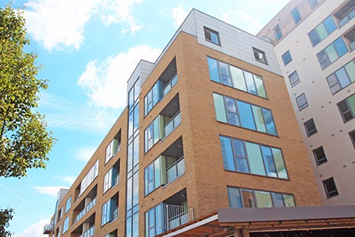 3 Bedroom Flat To Rent In Cardigan Road, London, E3