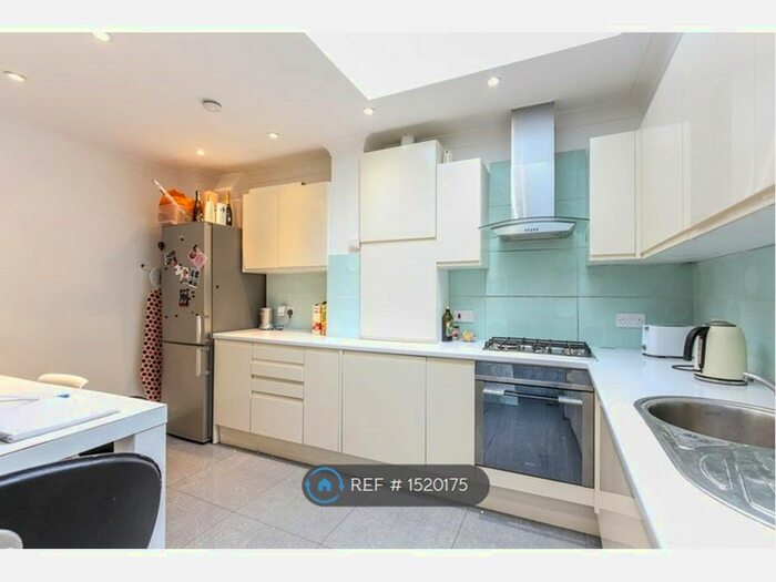 2 Bedroom Flat To Rent In Choumert Road, London, SE15