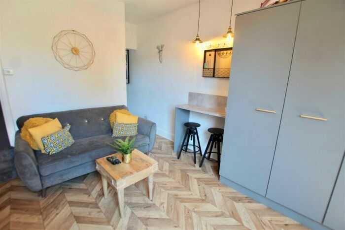 1 Bedroom Detached House To Rent In Room, Vernon Road, NG6