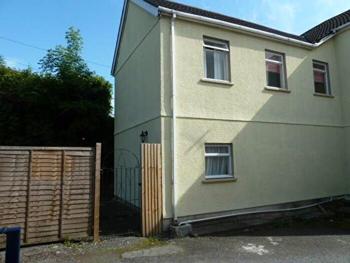 3 Bedroom Semi-detached House To Rent In Causeway St, Kidwelly, SA17