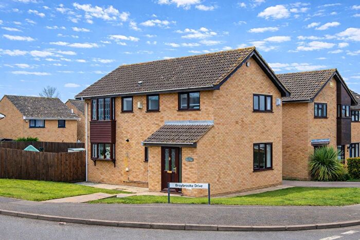 4 Bedroom Detached House For Sale In Favell Drive, Furzton, Milton Keynes, MK4