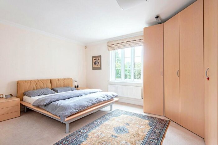 2 Bedroom Apartment For Sale In Voysey Close, Finchley, N3