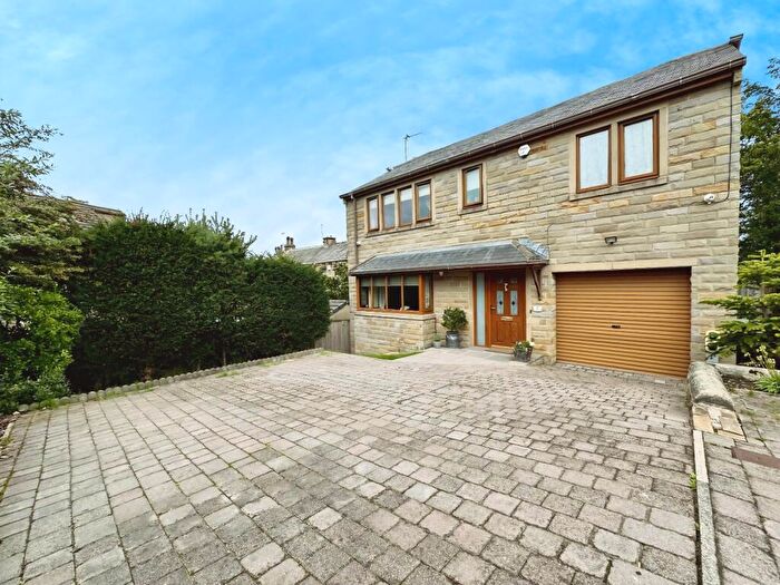 4 Bedroom Detached House For Sale In Rustless Close, Cleckheaton, BD19