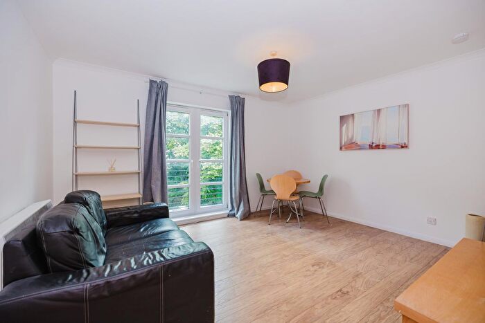 2 Bedroom Flat To Rent In Hopetoun Crescent, Edinburgh, EH7