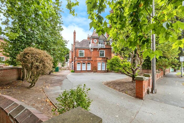 2 Bedroom Flat For Sale In Cross O'Cliff Hill, Lincoln, Lincolnshire, LN5