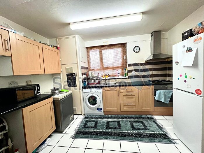 2 Bedroom Flat For Sale In Cambridge Heath Road, London, E1