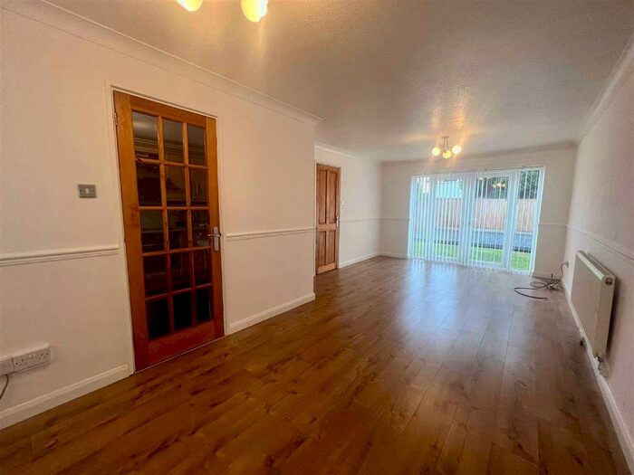 3 Bedroom Terraced House To Rent In Hayfield Close, Staveley