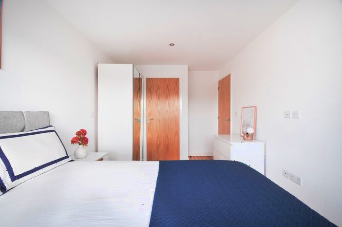 2 Bedroom Flat For Sale In Elmira Way, Salford, M5