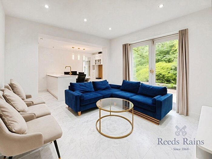 2 Bedroom Flat To Rent In Manchester Road, Wilmslow, Cheshire, SK9