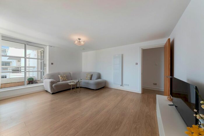 2 Bedroom Flat To Rent In Barrier Point Road, London, E16
