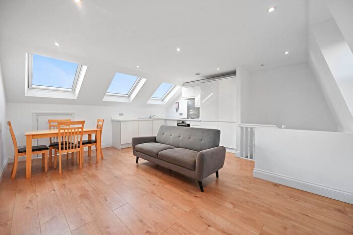 2 Bedroom Flat To Rent In Tunis Road, Shepherds Bush, London, W12