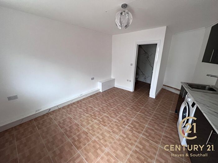 5 Bedroom End Of Terrace House To Rent In Ascot Gardens, UB1