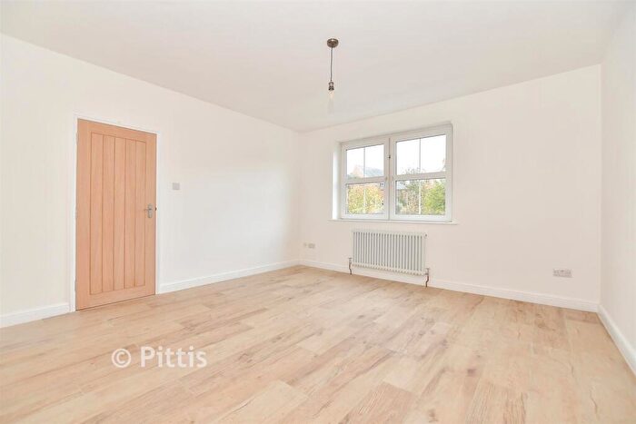 2 Bedroom Flat For Sale In Bernard Road, Cowes, Isle Of Wight, PO31