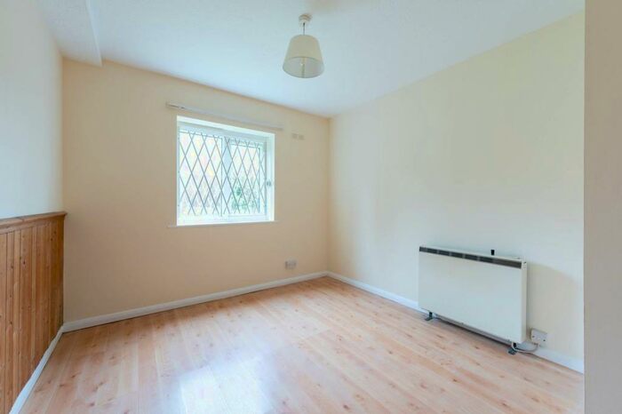 1 Bedroom Flat To Rent In Galsworthy Road, Kingston Hill, Kingston Upon Thames, KT2