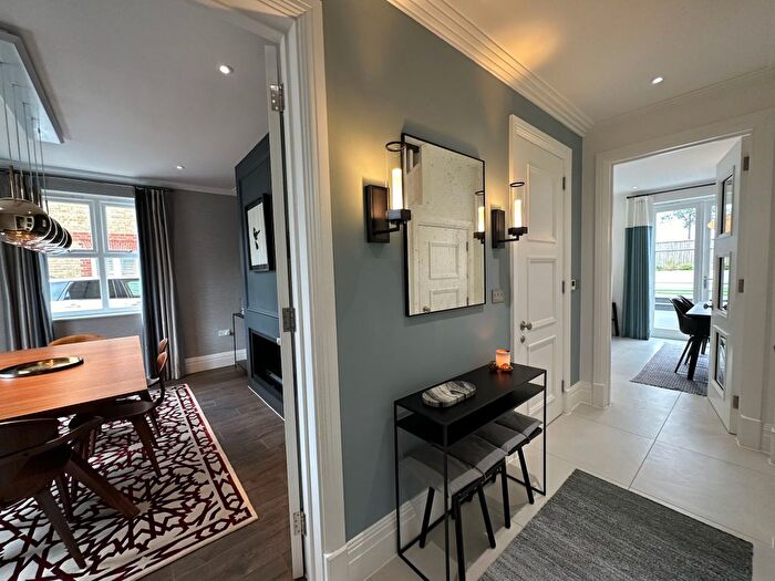 1 Bedroom Semi-detached House To Rent In Sassoon Drive, Barnet, EN4