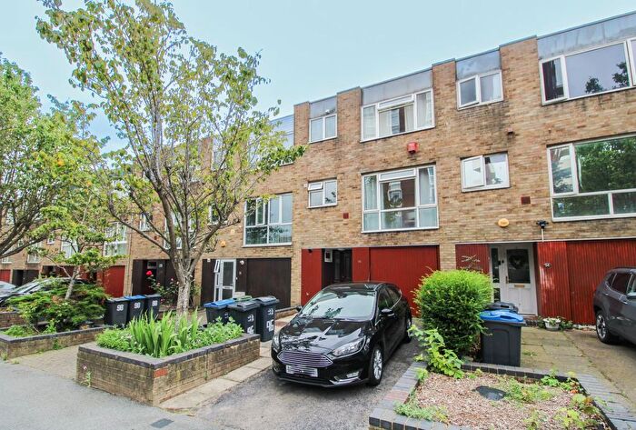 4 Bedroom Terraced House To Rent In Turnpike Link, Croydon, CR0