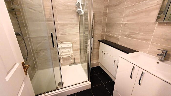 2 Bedroom Flat For Sale In Ringwood Road, Ferndown, BH22