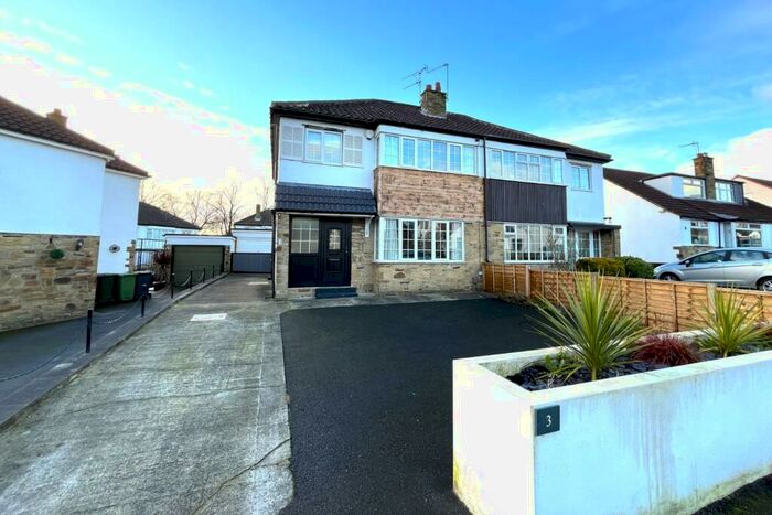 3 Bedroom Semi-Detached House To Rent In Oakwood Walk, Oakwood, Leeds, LS8