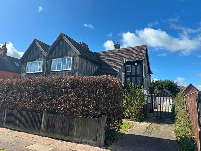 3 Bedroom Semi-Detached House For Sale In Cumberland Avenue, Grimsby, DN32