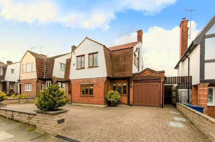 3 Bedroom Detached House To Rent In Manor Drive, Whetstone, London, N20