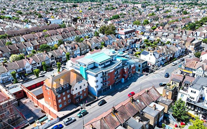 2 Bedroom Flat For Sale In St Clements Gate, - Broadway, Leigh-On-Sea, SS9