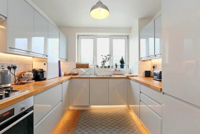 3 Bedroom Flat To Rent In Wood Vale, Honor Oak, SE23