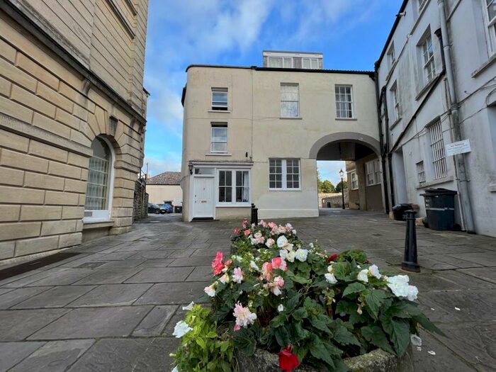 2 Bedroom Flat To Rent In High Street, Shepton Mallet, Somerset, BA4