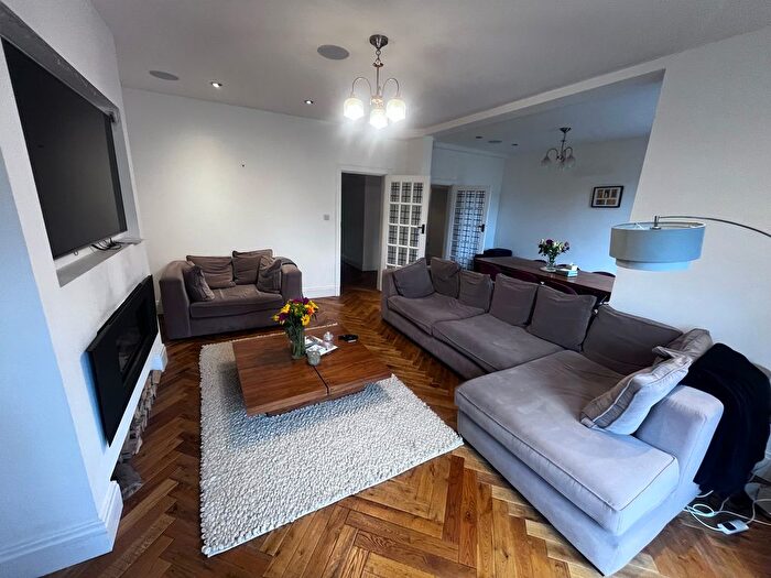 3 Bedroom Flat To Rent In Hagley Road, Birmingham, B16