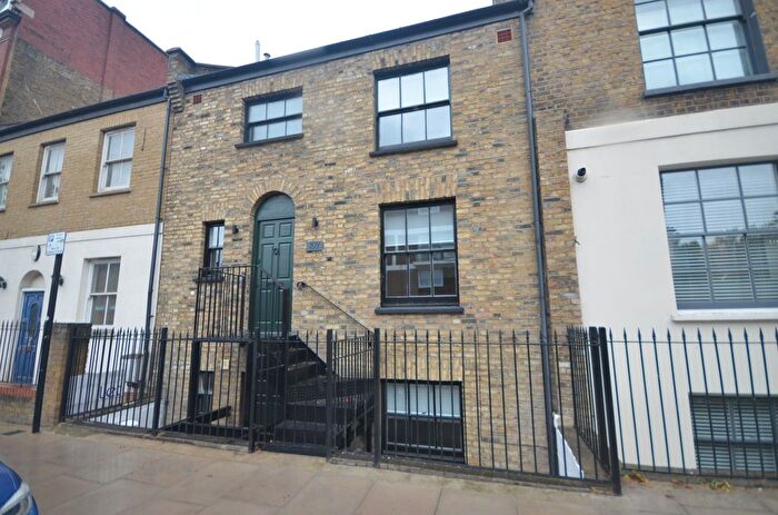 4 Bedroom Town House To Rent In Globe Road, London, E2
