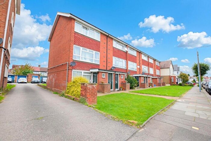 2 Bedroom Maisonette To Rent In Chadwell Avenue, Romford, RM6