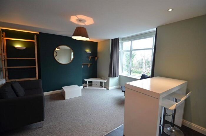 1 Bedroom Flat To Rent In The Swans, - Radcliffe Road, Nottingham, NG2
