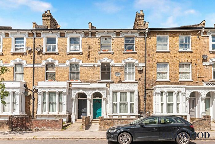 3 Bedroom Flat For Sale In Brownswood Road, London, N4