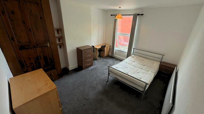 6 Bedroom End Of Terrace House To Rent In Knowle Avenue, Burley, Leeds, LS4