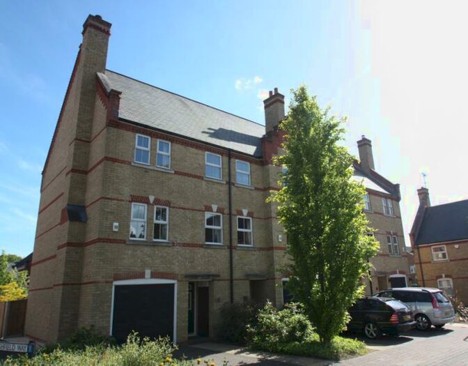 4 Bedroom Town House To Rent In Knaphill, Woking, GU21