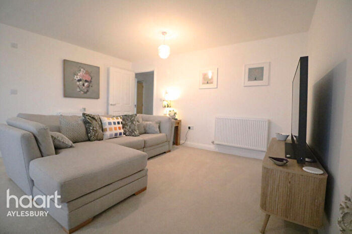 2 Bedroom Apartment To Rent In Farmingdale Close, Aylesbury, HP18