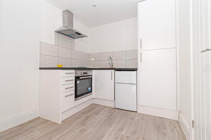 Flat To Rent In Church Road, Hendon, NW4