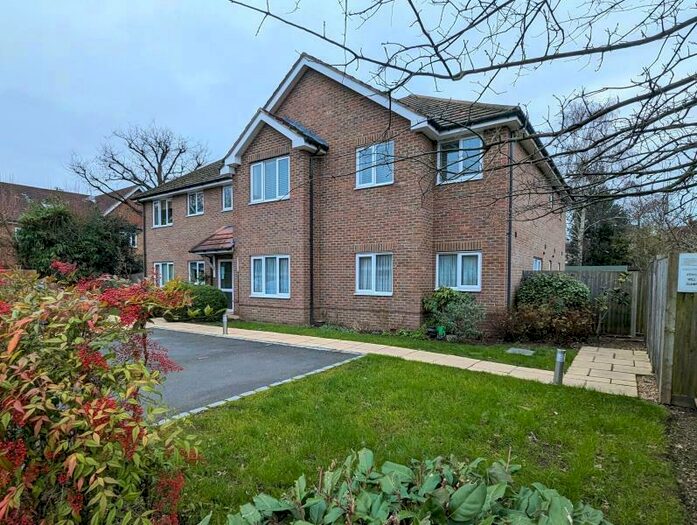 2 Bedroom Apartment To Rent In New Haw, Surrey, KT15