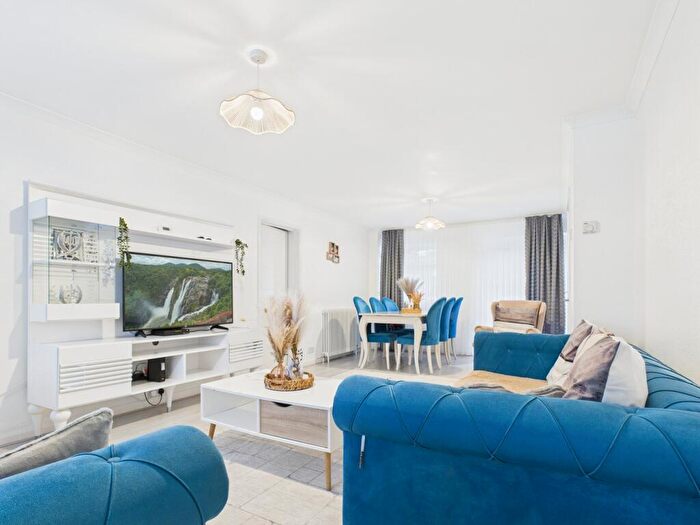 2 Bedroom Maisonette For Sale In Newbery Close, Tilehurst, Reading, RG31