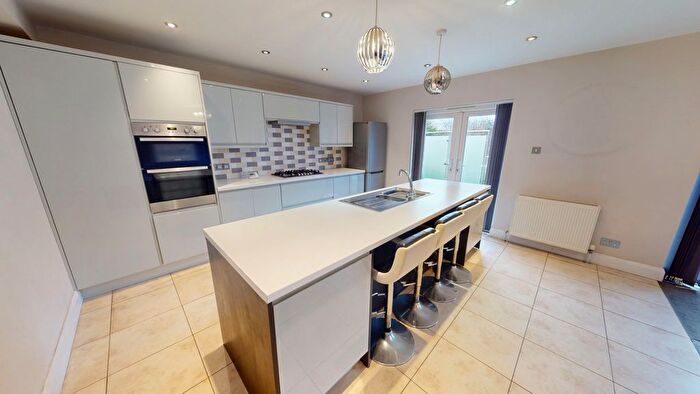 3 Bedroom Bungalow To Rent In Benfield Way, Hove, BN41