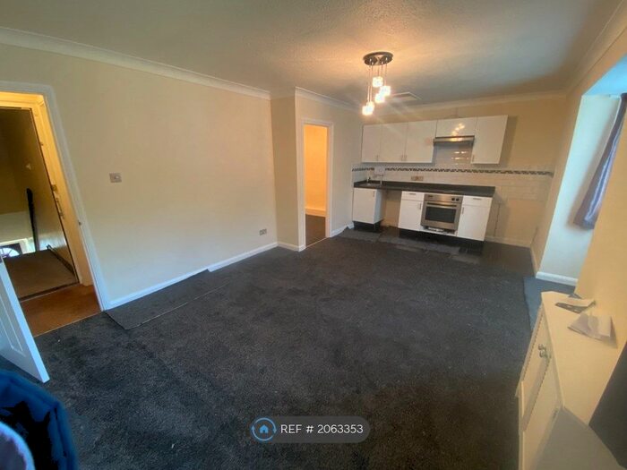 Studio To Rent In Cotswold Court, High Wycombe, HP11