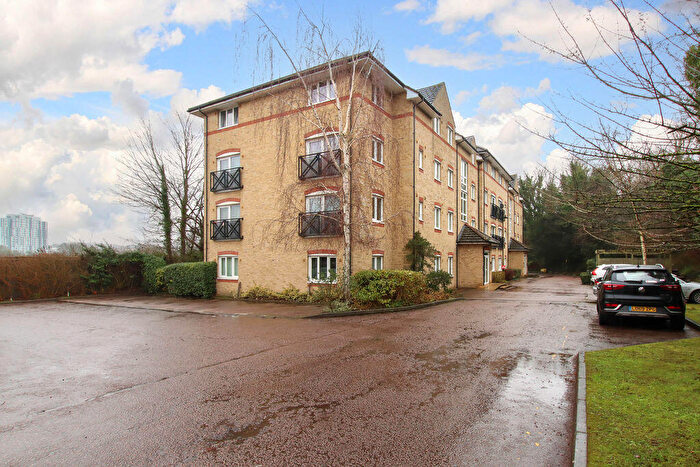 2 Bedroom Flat For Sale In Hardings Close, Boxmoor, Hemel Hempstead, HP3