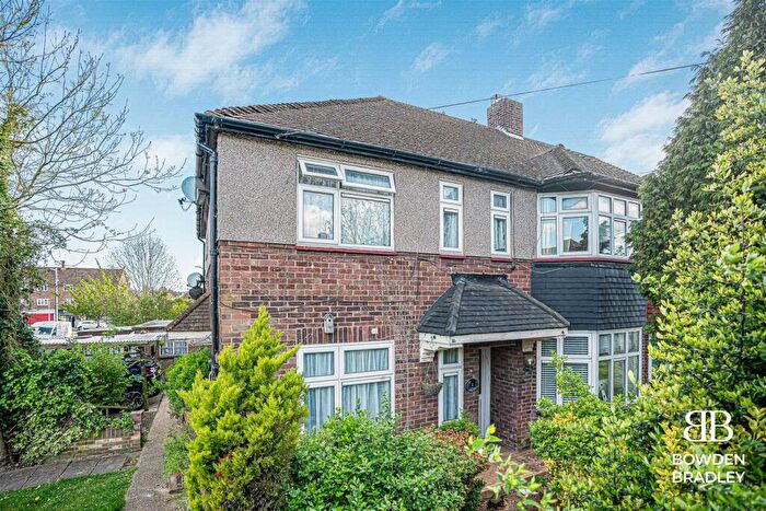 2 Bedroom Maisonette For Sale In Wedmore Avenue, Clayhall, IG5