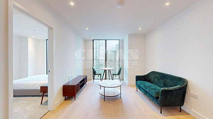 2 Bedroom Apartment To Rent In South Quay Plaza, Harcourt Tower, Marsh Wall, London, E14