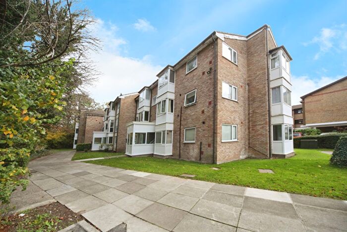 2 Bedroom Flat For Sale In Vincent Road, Luton, LU4