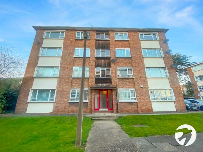 2 Bedroom Flat To Rent In Hillside Court, Strood, Kent, ME2