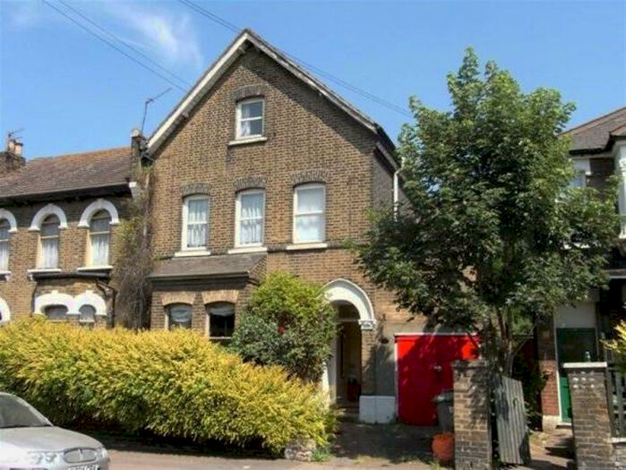 3 Bedroom Flat To Rent In Avenue Road, London, E7